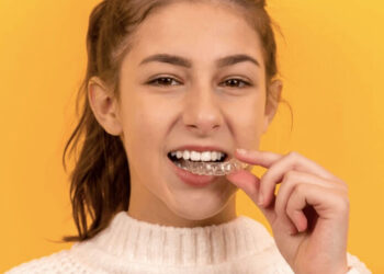 Como funciona um tratamento dentário com alinhadores invisíveis?