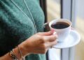 Café no B-R-O Bró: cardiologista explica quando a combinação de calor e cafeína exige atenção
