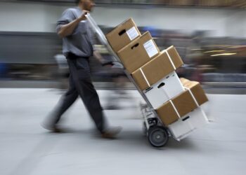 Sancionada lei que autoriza zerar ‘taxa das blusinhas’ em compras de até US$ 50