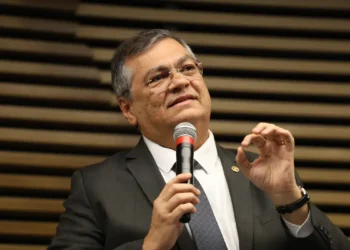 Dino cita Master e determina revisão de regras da CVM