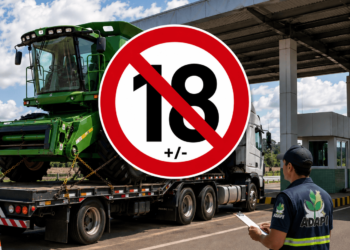 Fiscal da Adapi analisando máquina agrícola em trânsito