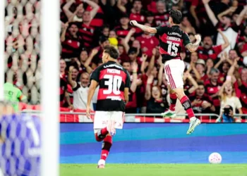 Flamengo domina, vence o Fluminense e segue líder do Brasileirão