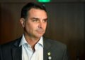 Flávio Bolsonaro teria viajado aos EUA e não entregou passaportes à PF
