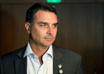 Flávio Bolsonaro teria viajado aos EUA e não entregou passaportes à PF