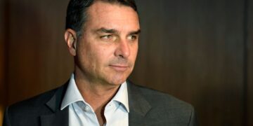 Flávio Bolsonaro teria viajado aos EUA e não entregou passaportes à PF