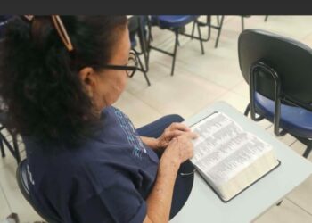Brasil reduz analfabetismo para menos de 5%, mas desafio da leitura funcional ainda afeta milhões de pessoas