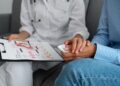 Diagnóstico de câncer: como cuidar da saúde emocional de pacientes e familiares