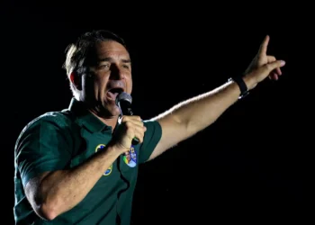 PF apura se Flávio Bolsonaro deixou o Brasil após ordem de entrega de passaportes