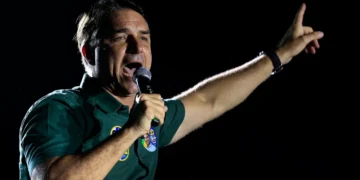 PF apura se Flávio Bolsonaro deixou o Brasil após ordem de entrega de passaportes
