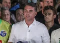 Flávio Bolsonaro muda discurso e passa a se declarar líder do Brasil em carta