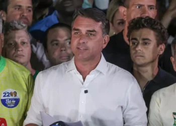 Flávio Bolsonaro muda discurso e passa a se declarar líder do Brasil em carta