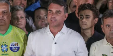 Flávio Bolsonaro muda discurso e passa a se declarar líder do Brasil em carta