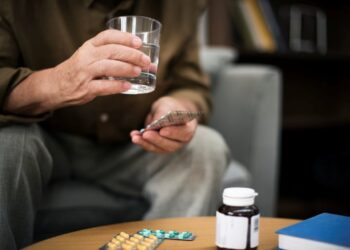 Automedicação: hábito comum pode esconder riscos à saúde e dificultar o tratamento correto