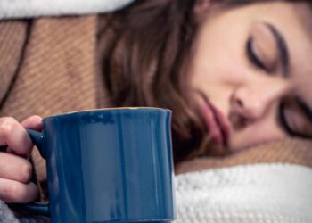 Dormir mal e passar horas no celular? Veja 7 hábitos que prejudicam o bem-estar